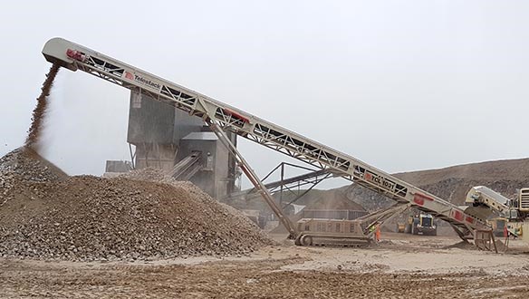 Tracked conveyor stockpiling aggregate 